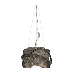 Petite lampe suspendue The Bride en graphite de Mammalampa