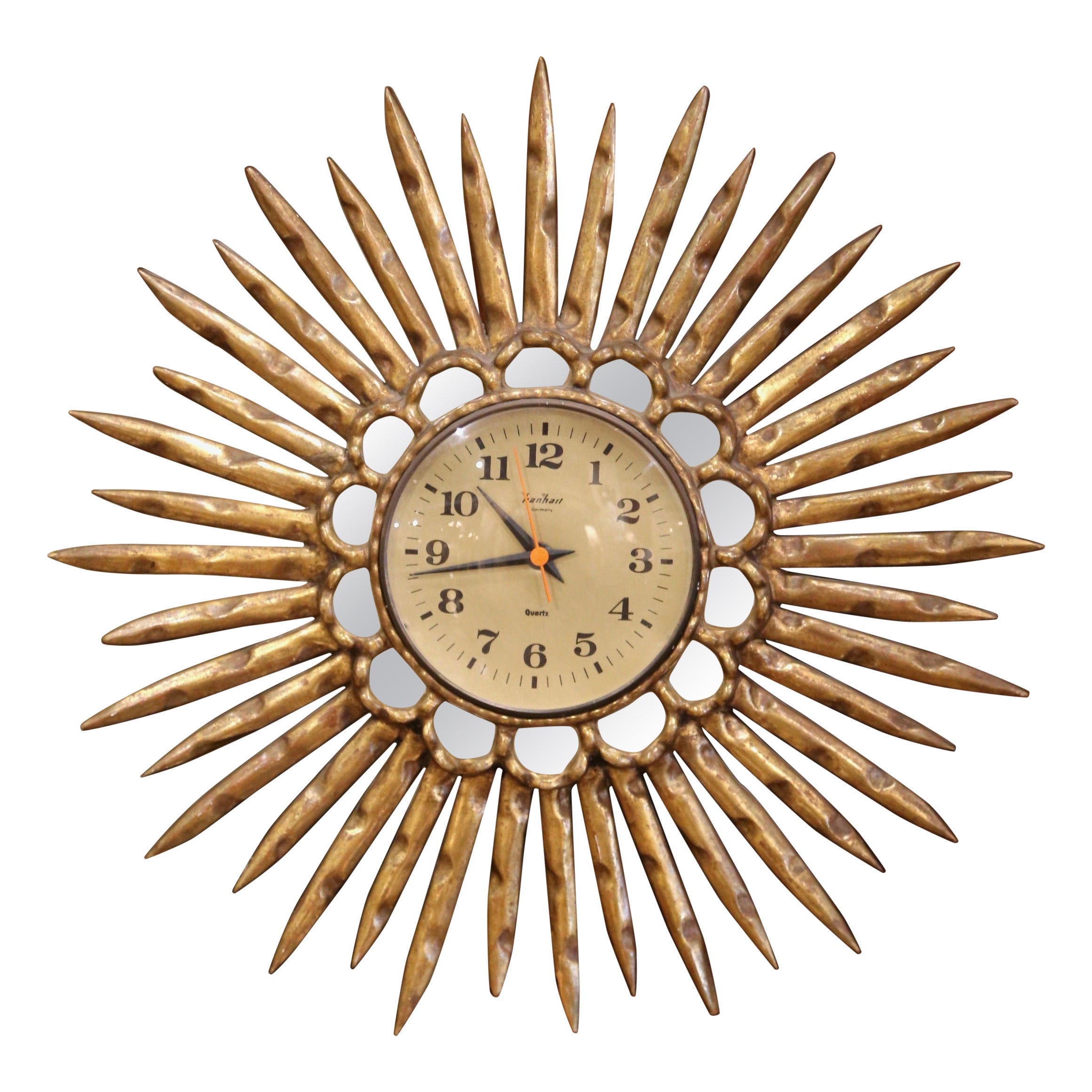 Reloj de pared de madera dorada tallada española de mediados de siglo con inserciones de espejo