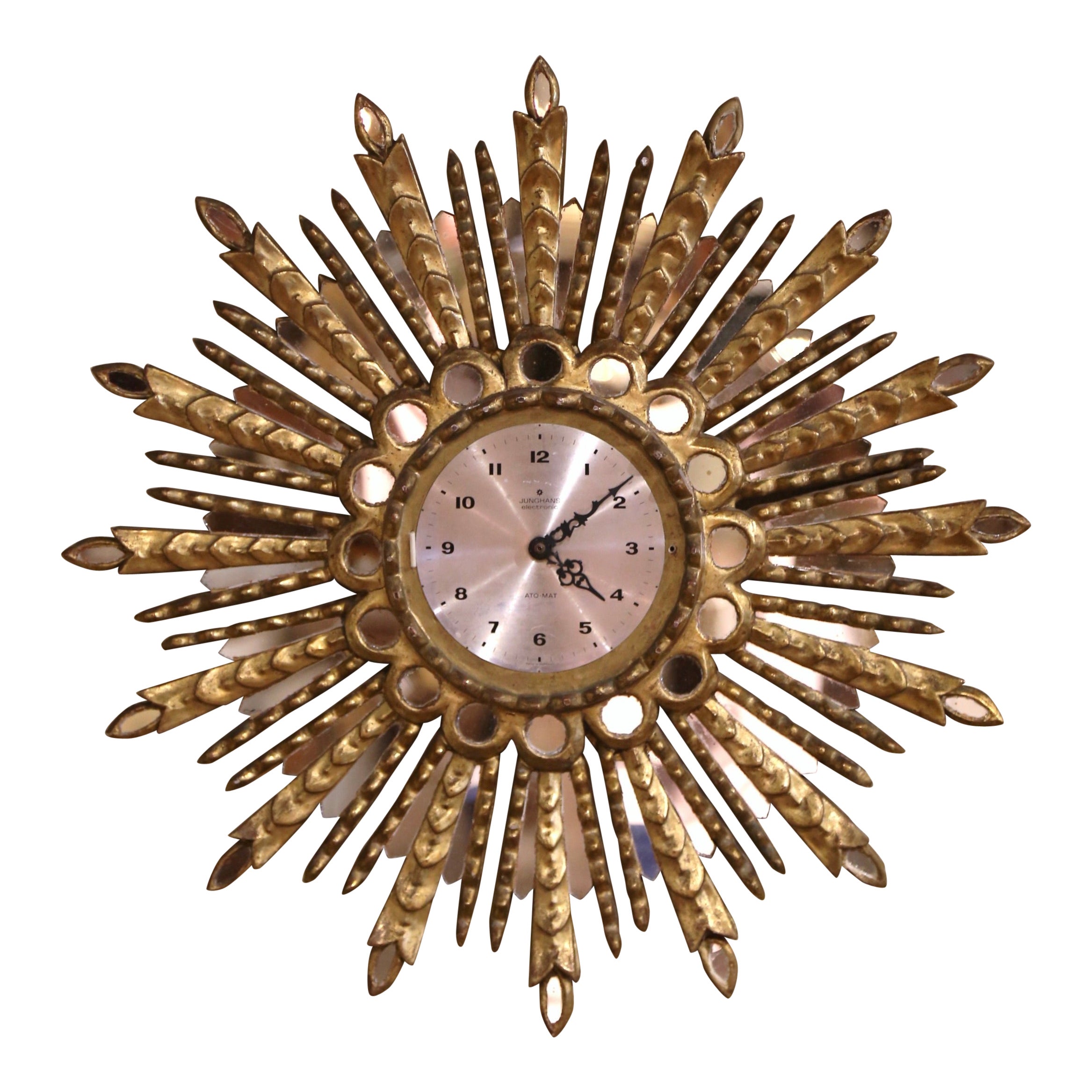 Reloj de pared de madera dorada tallada española de mediados de siglo con inserciones de espejo