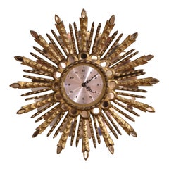 Reloj de pared de madera dorada tallada española de mediados de siglo con inserciones de espejo