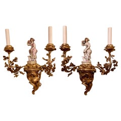 Paire d'appliques anciennes en bronze doré du 19ème siècle avec de rares figurines en porcelaine de Meissen