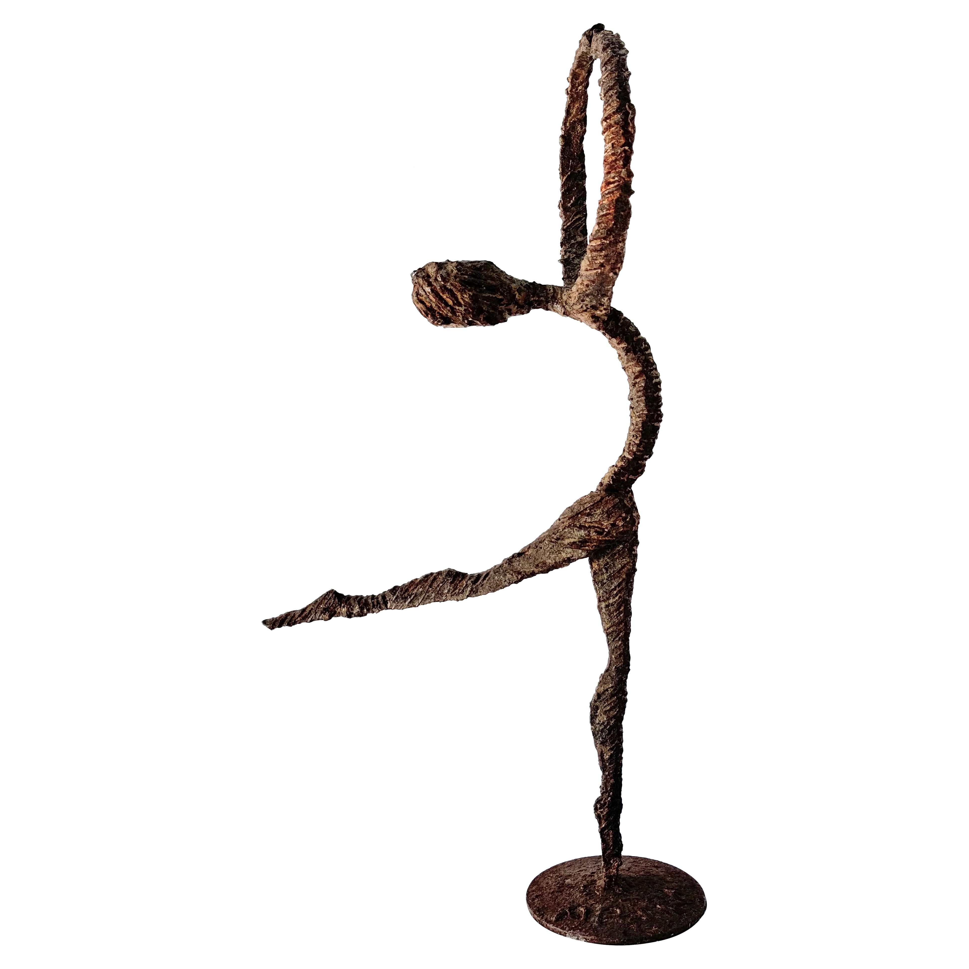 Arik Amir Escultura brutalista de una bailarina