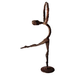 Arik Amir Escultura brutalista de una bailarina