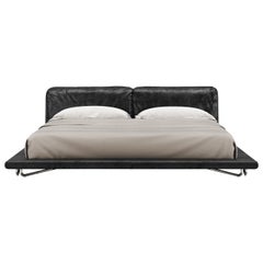Bett Saint-Germain aus schwarzem zeitlosem Leder und rohem Silber