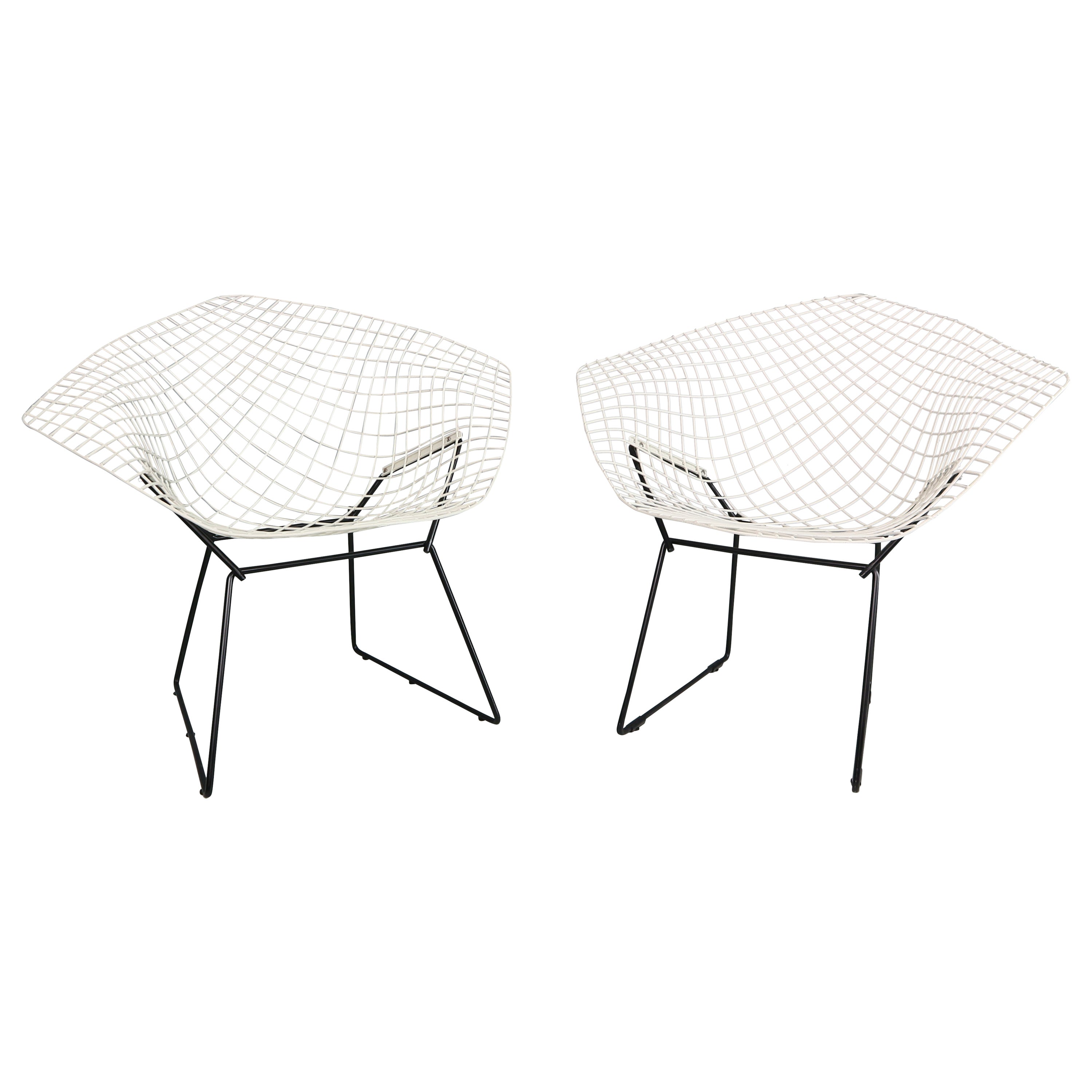 Set of two Diamond chair by Harry Bertoia in white & black metal. 1960s