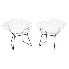 Set of two Diamond chair by Harry Bertoia in white & black metal. 1960s