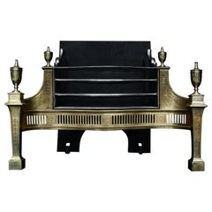 Une grille de cheminée en laiton et acier de style géorgien