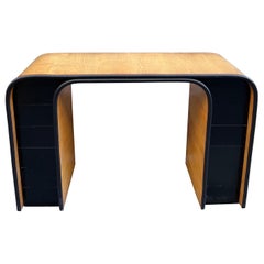 Consola Curva Vintage Italiana con Madera Lacada Negra y Borde de Cuero Negro