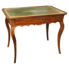 Table d'apparat en merisier français du XVIIIe siècle avec plateau en cuir vert estampé