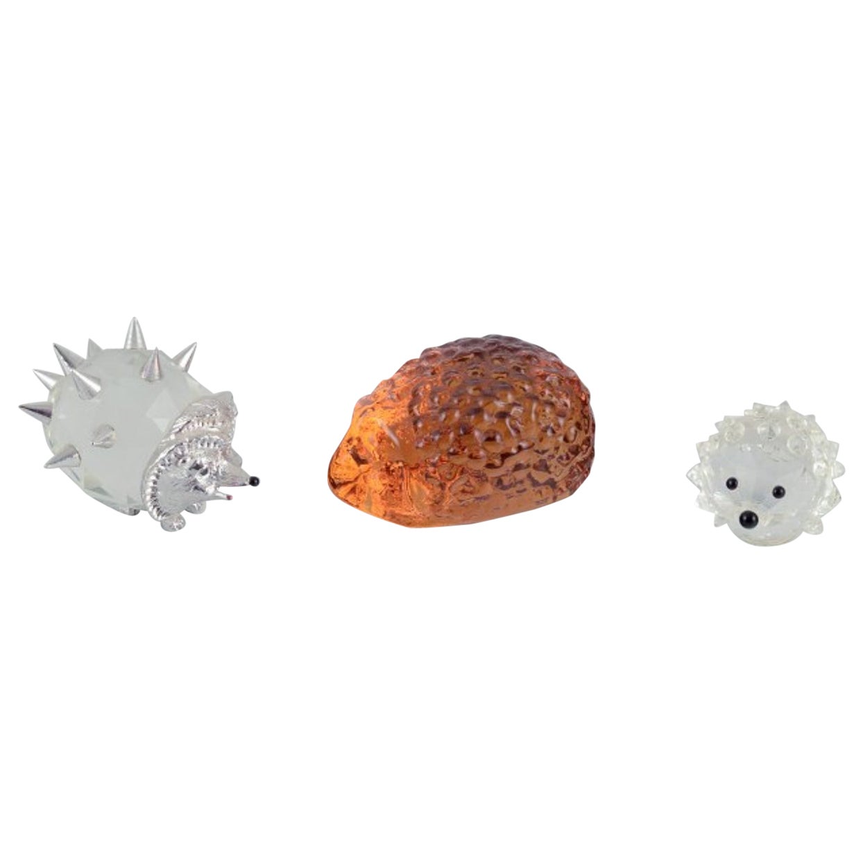 Three hedgehogs in art glass and metal. 1970s/1980s.
