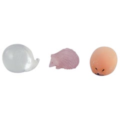 Three hedgehogs in art glass. Late 20th C.