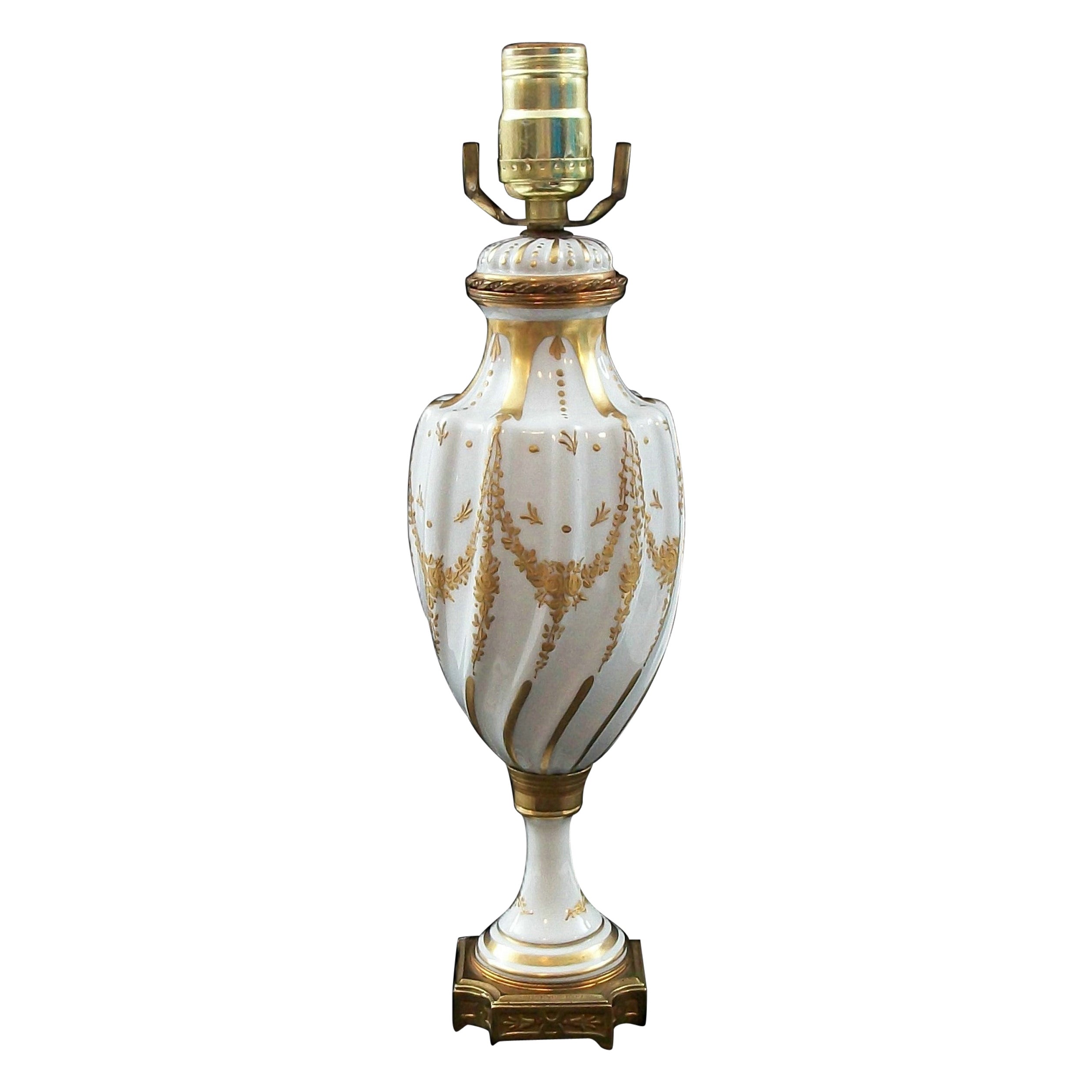 Handbemalte und vergoldete Porzellanlampe im Sèvres-Stil - Frankreich - CIRCA 1950er Jahre