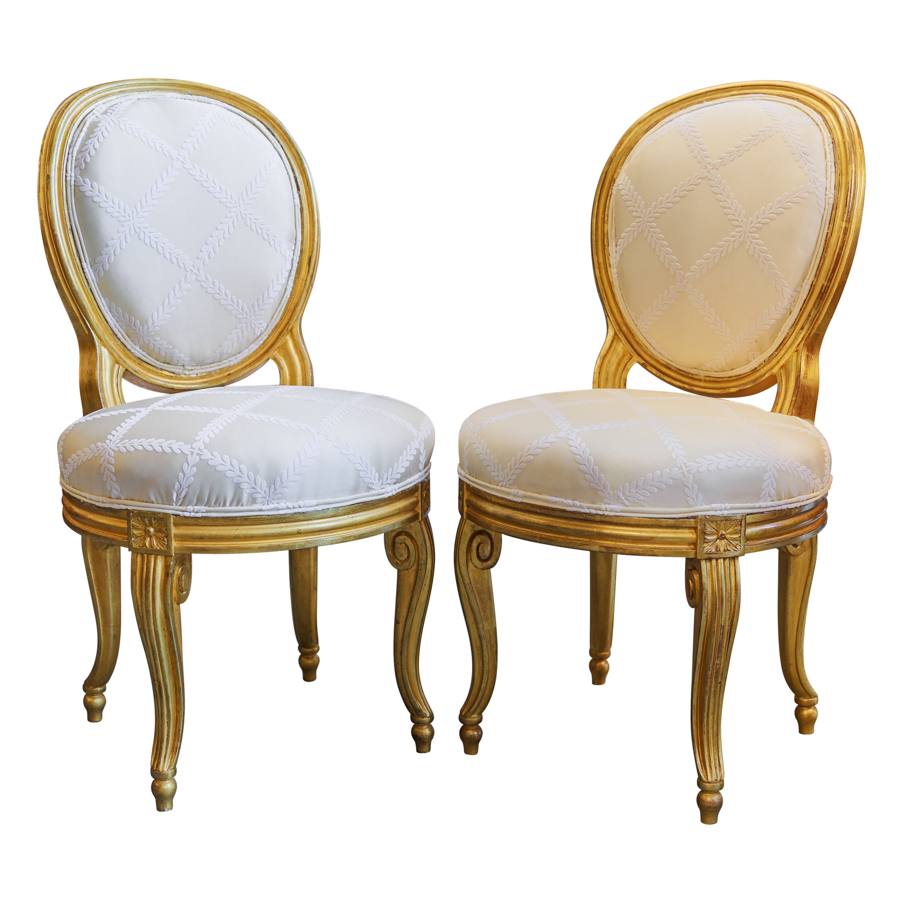 Un bel ensemble de 10 chaises d'appoint Louis XV d'origine, dorées, du 19e siècle, à dossier ovale en vente