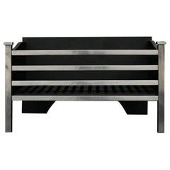Une grille de cheminée polie de forme simple