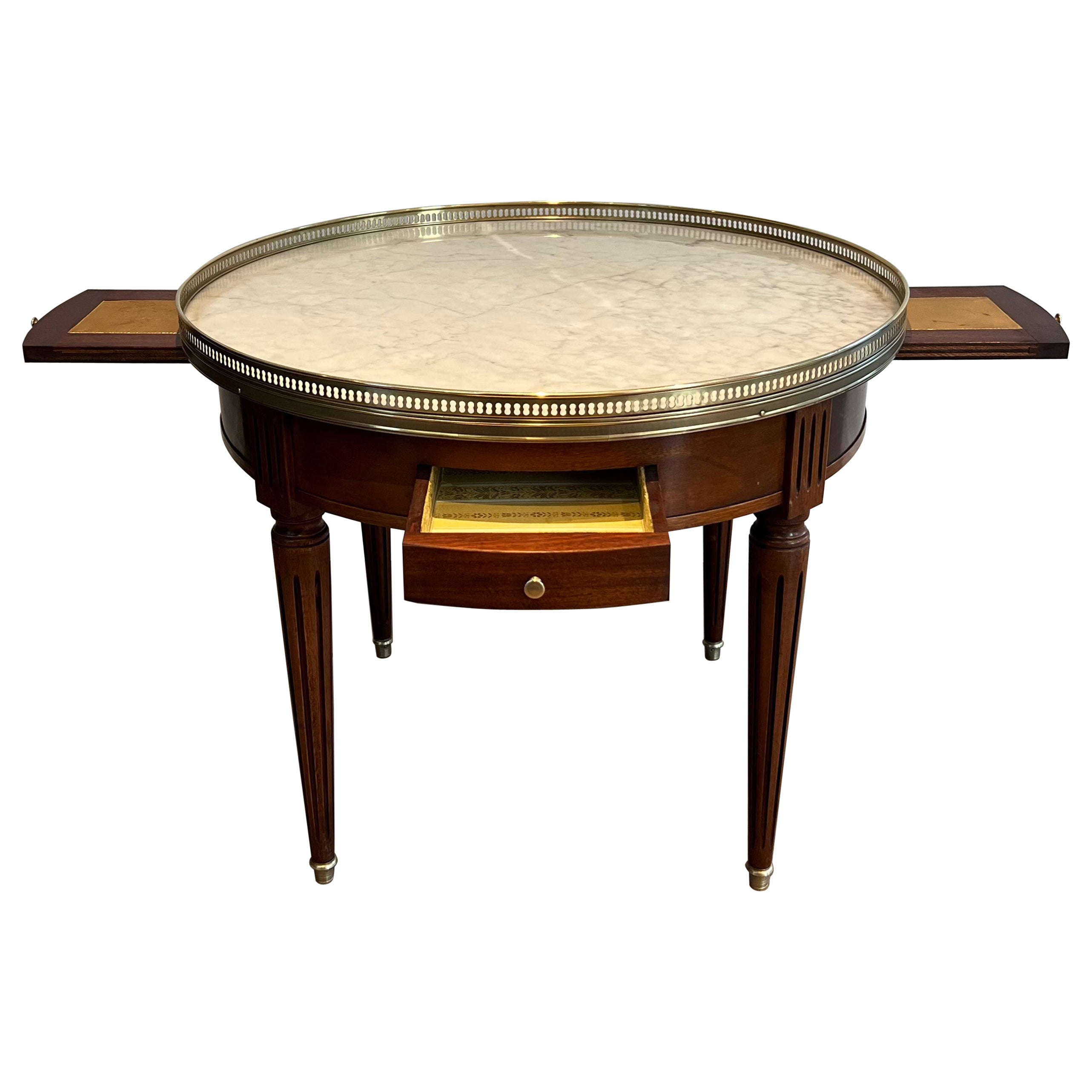 Table basse ronde de style néoclassique avec plateau en laiton et marbre de Carrare blanc