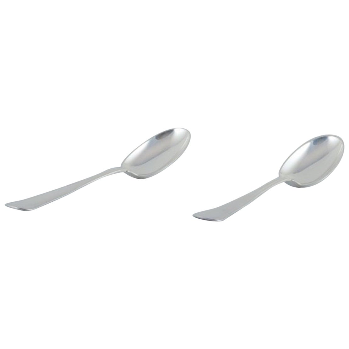 Cohr, platero danés. "Danés antiguo". Dos cucharas de postre de plata 830.