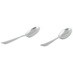 Cohr, platero danés. "Danés antiguo". Dos cucharas de postre de plata 830.