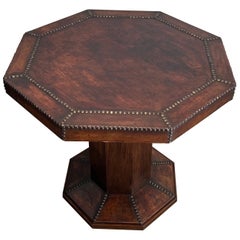 The Pedestal Gueridon octogonal en Oak Oak et cuir clouté avec de grands hêtres ronds.