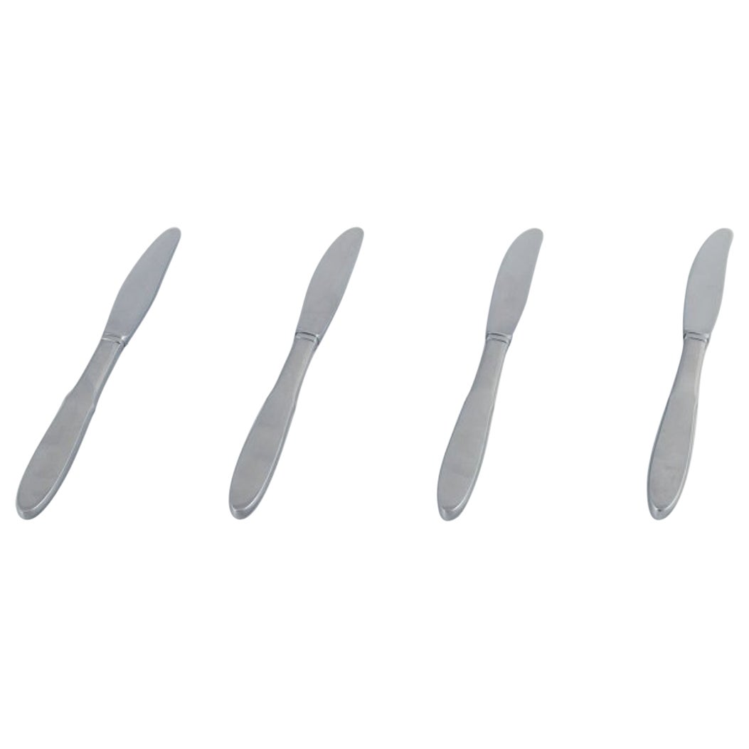 Gundorph Albertus per Georg Jensen. Quattro coltelli da pranzo "Mitra" a manico lungo.