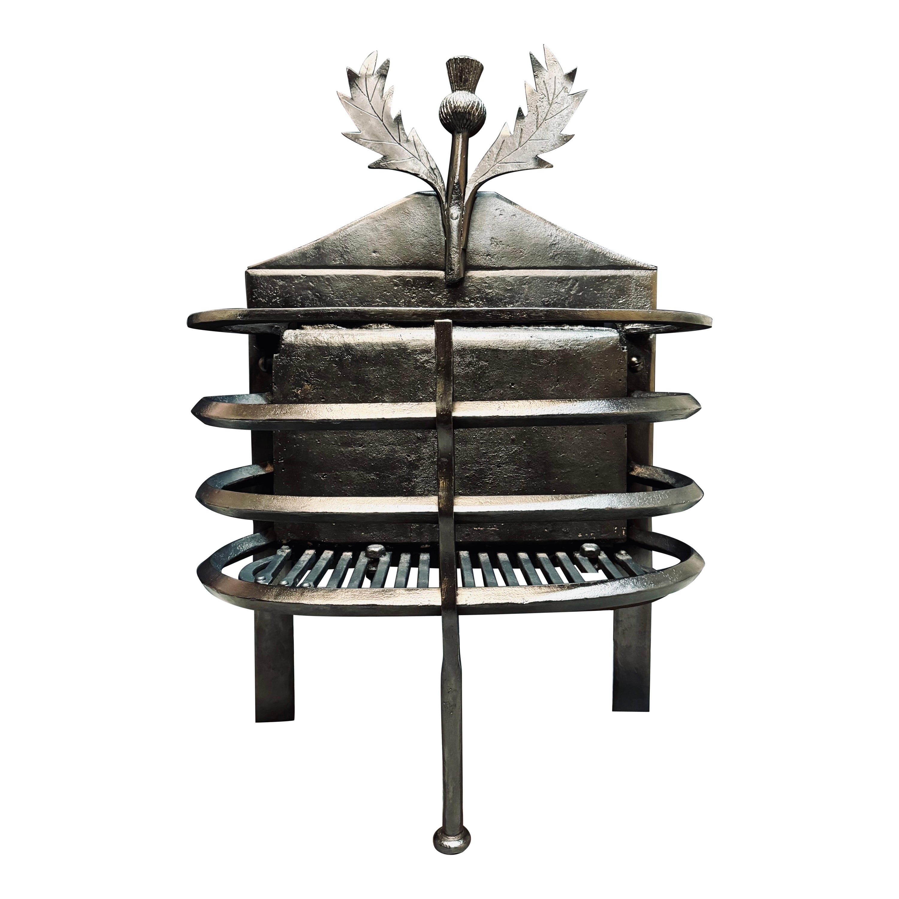 Grille de cheminée écossaise Arts &Crafts en fer forgé de la fin du 19e siècle.