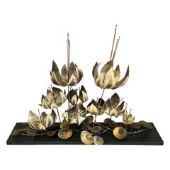 Escultura de mesa floral de latón firmada por Curtis Jere y montada sobre tabla