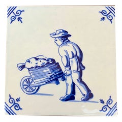 Vintage Dutch Delft Blau und Weiß Fliese mit einem Jungen und Wagen