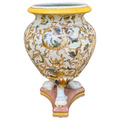 Vaso allegorico in maiolica dipinta neoclassica con piedi a zampa