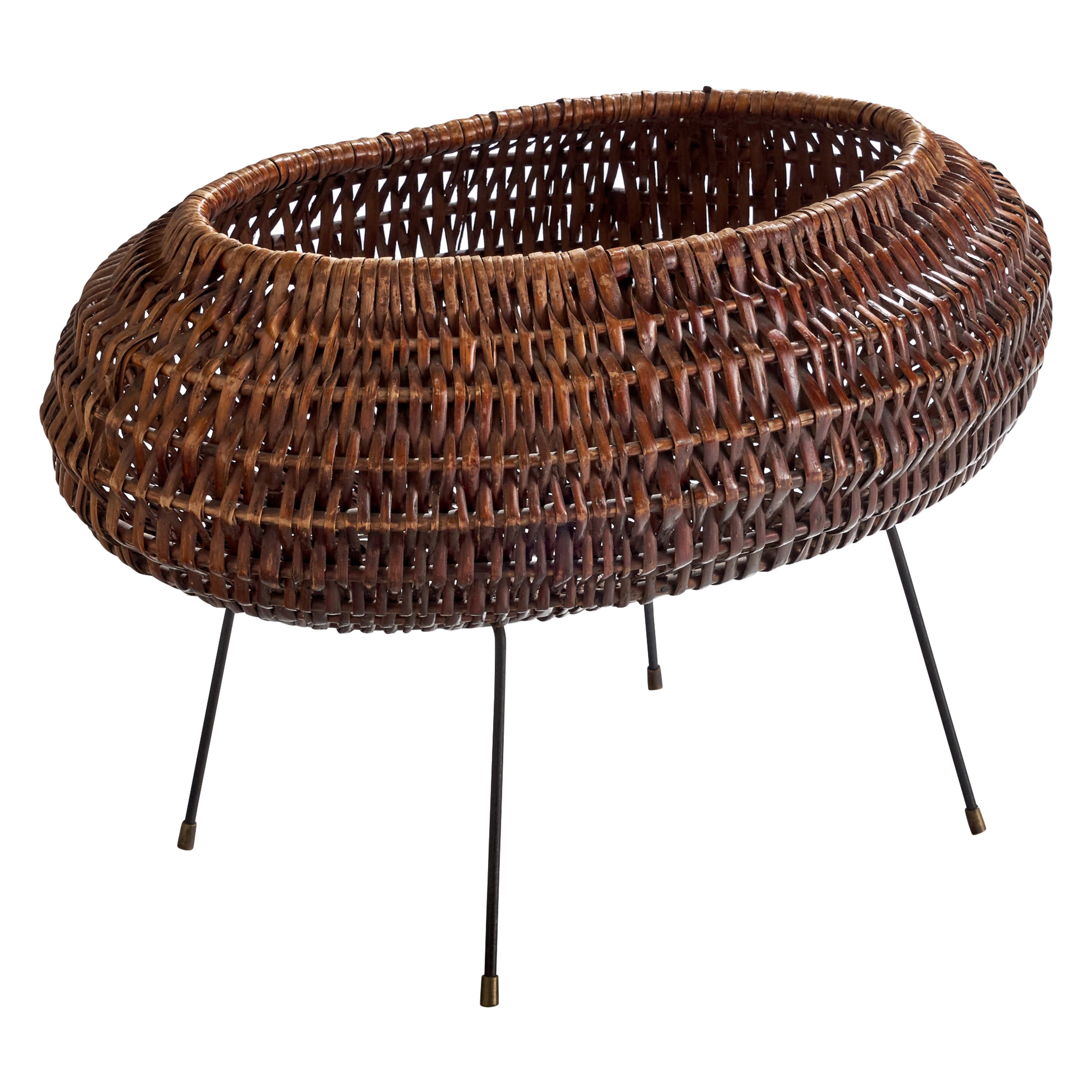Panier de designer italien, rotin, fer, laiton, Italie, années 1950 en vente