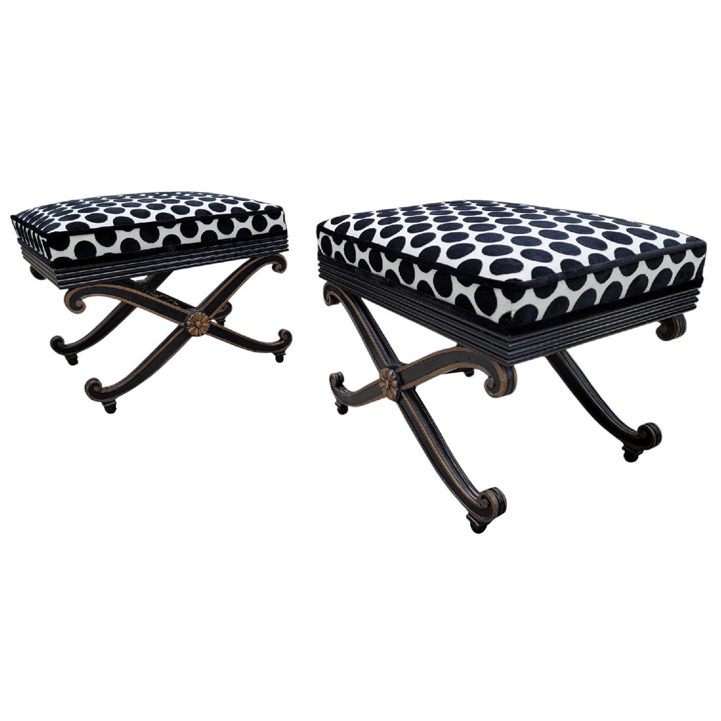 Otomanas Estilo Regencia Vintage Recién Tapizadas en Terciopelo Blanco y Negro, Pareja