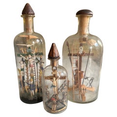 Ensemble de trois bouteilles de patio alpine du 19e siècle avec scène de crucifixion