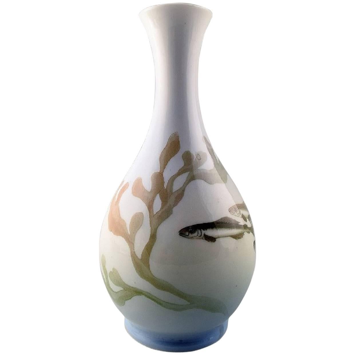 Royal Copenhagen Art nouveau-Vase mit Fischdekor, dekoriert im Angebot