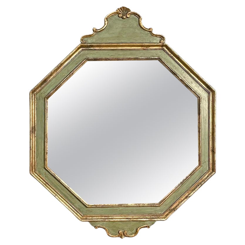Specchio da parete ottagonale italiano antico in legno verde con profili dorati, 1700 in vendita