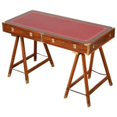 Escritorio italiano estilo campaña militar de madera y latón con tapa de cuero rojo, años 60