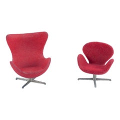 Miniatures of the "Swan" and "Egg" chairs, designed by Arne Jacobsen.