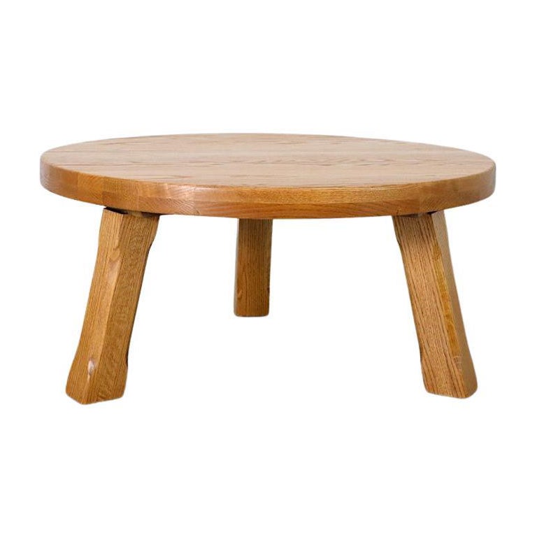 Mitte des Jahrhunderts, von Pierre Chapo inspirierter, brutalistischer runder Couchtisch aus Eiche