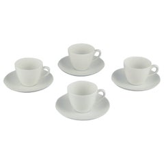 Axel Salto per Royal Copenhagen. Quattro coppie di tazze da caffè in porcellana bianca.