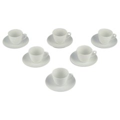 Axel Salto per Royal Copenhagen. Sei coppie di tazze da caffè in porcellana bianca.