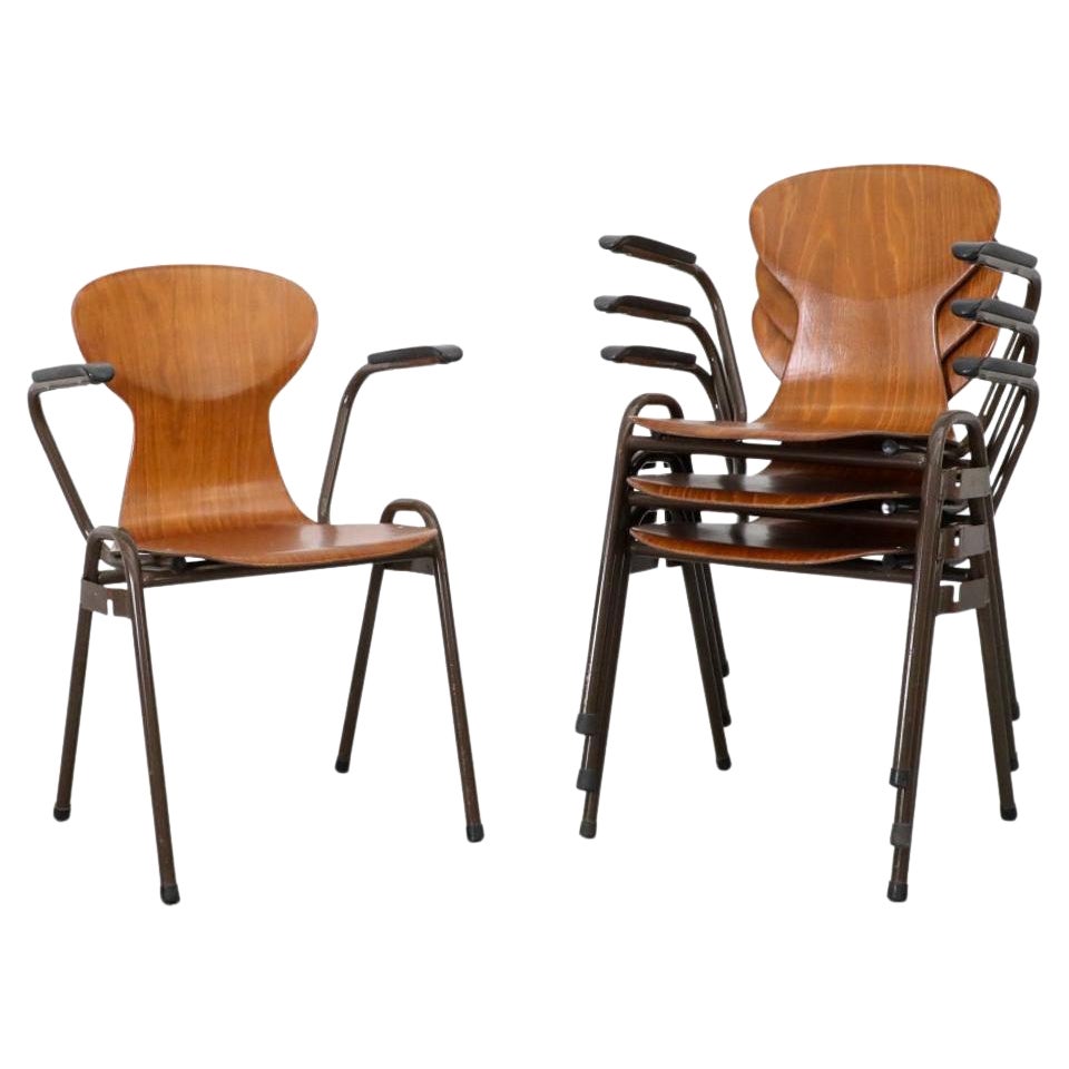 Sillas escolares apilables de teca con brazos estilo Fritz Hansen de mediados de siglo en venta