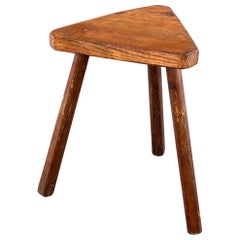 Taburete Triangular/Escultural Rústico Italiano Siglo 1940, Bonita Pátina