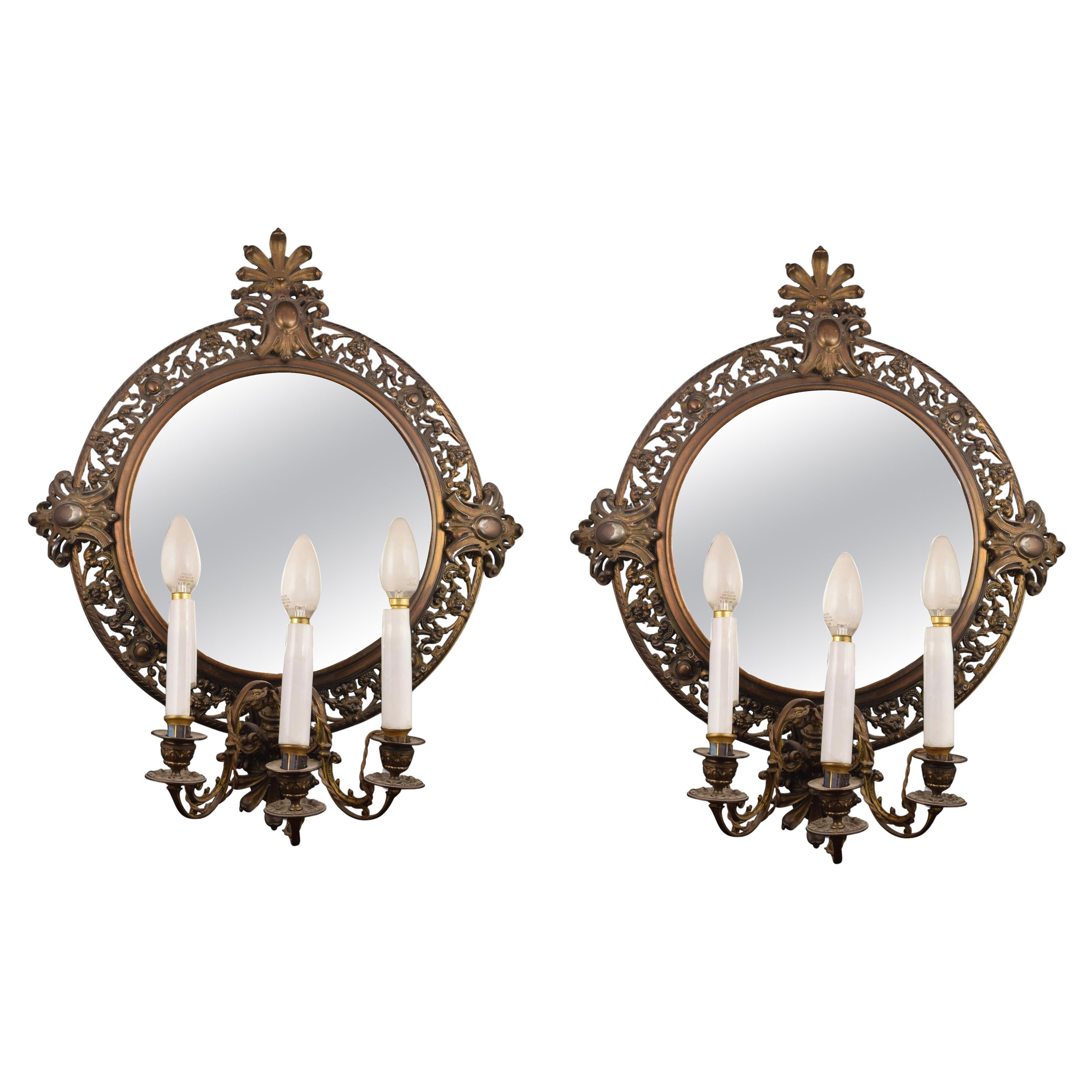 Paire de miroirs avec appliques. Métal, verre. 20ème  siècle. en vente