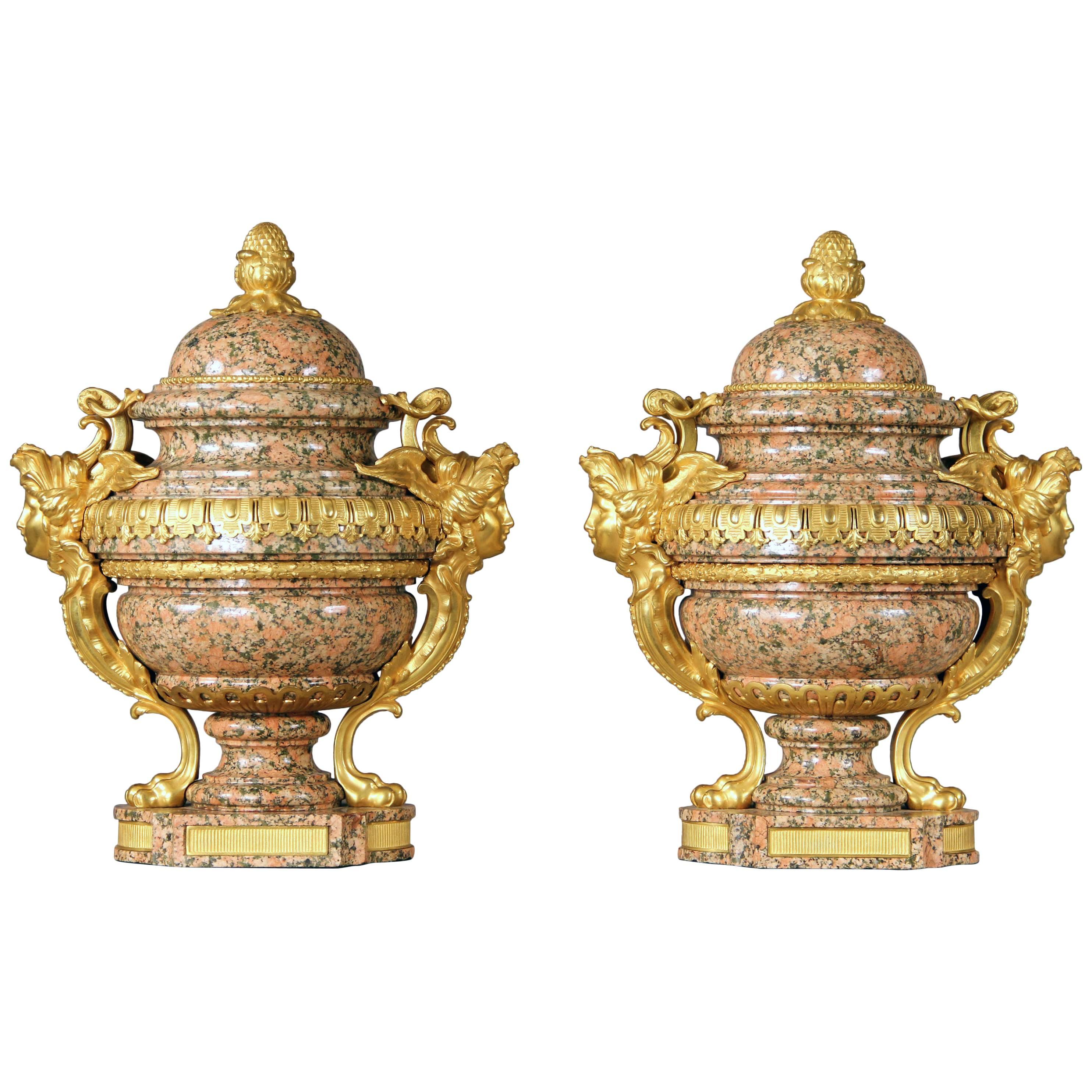 Paire d'urnes en granit rose montées sur bronze, datant de la fin du XIXe siècle et du début du XXe siècle