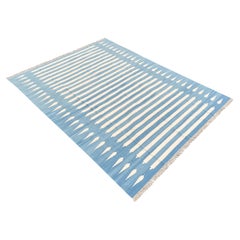 Handgefertigter flacher Baumwollteppich mit Flachgewebe, 5x7 Blau und Weiß gestreifter indischer Dhurrie