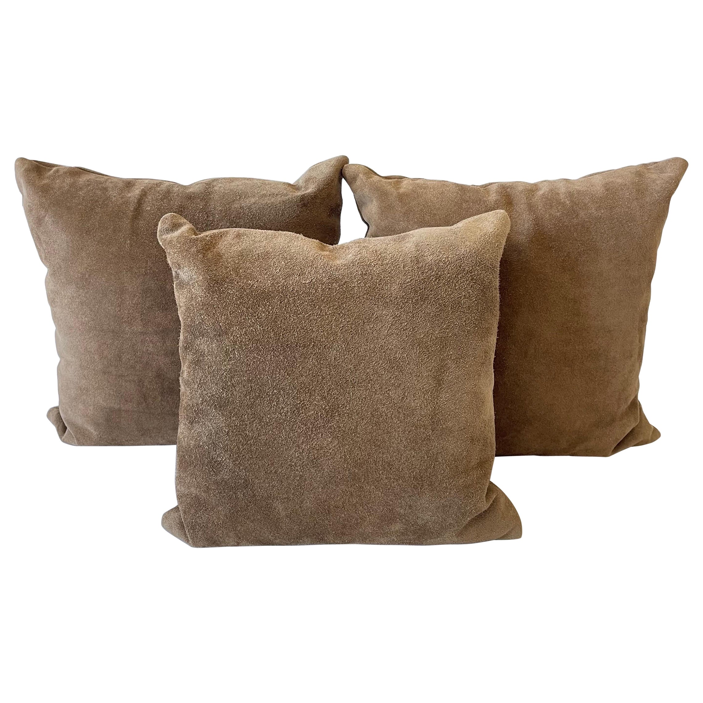Ensemble de trois oreillers en daim marron chocolaté personnalisés