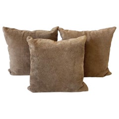 Set di tre cuscini personalizzati in pelle scamosciata marrone cioccolato