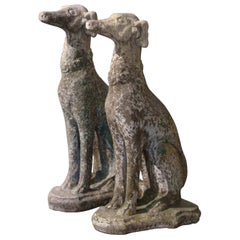 Pareja de esculturas francesas vintage de perro lebrel talladas en piedra y envejecidas para exteriores
