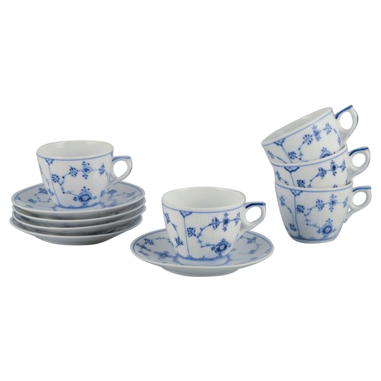 Royal Copenhagen Azul Liso Acanalado. Cinco tazas de café con platillos de porcelana.