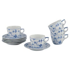 Royal Copenhagen Azul Liso Acanalado. Cinco tazas de café con platillos de porcelana.