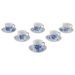 Royal Copenhagen Fleur bleue incurvée. Ensemble de six tasses à café avec  les soucoupes.
