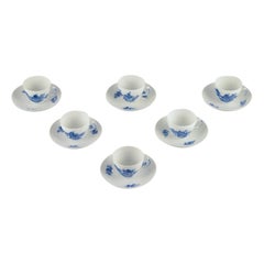 Royal Copenhagen, six tasses à café avec soucoupes tressées à fleurs bleues