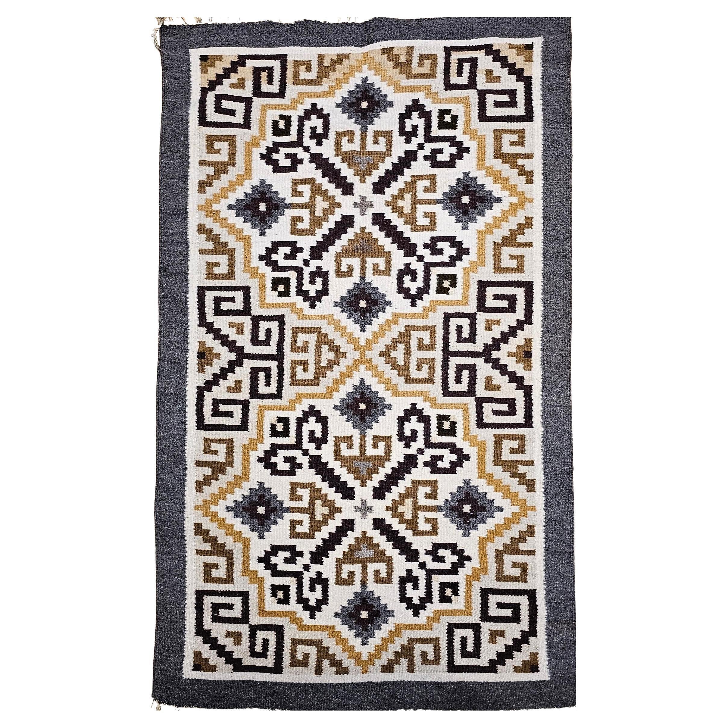 Tappeto vintage dei nativi americani Navajo Two Grey Hills in avorio, marrone, nero, grigio